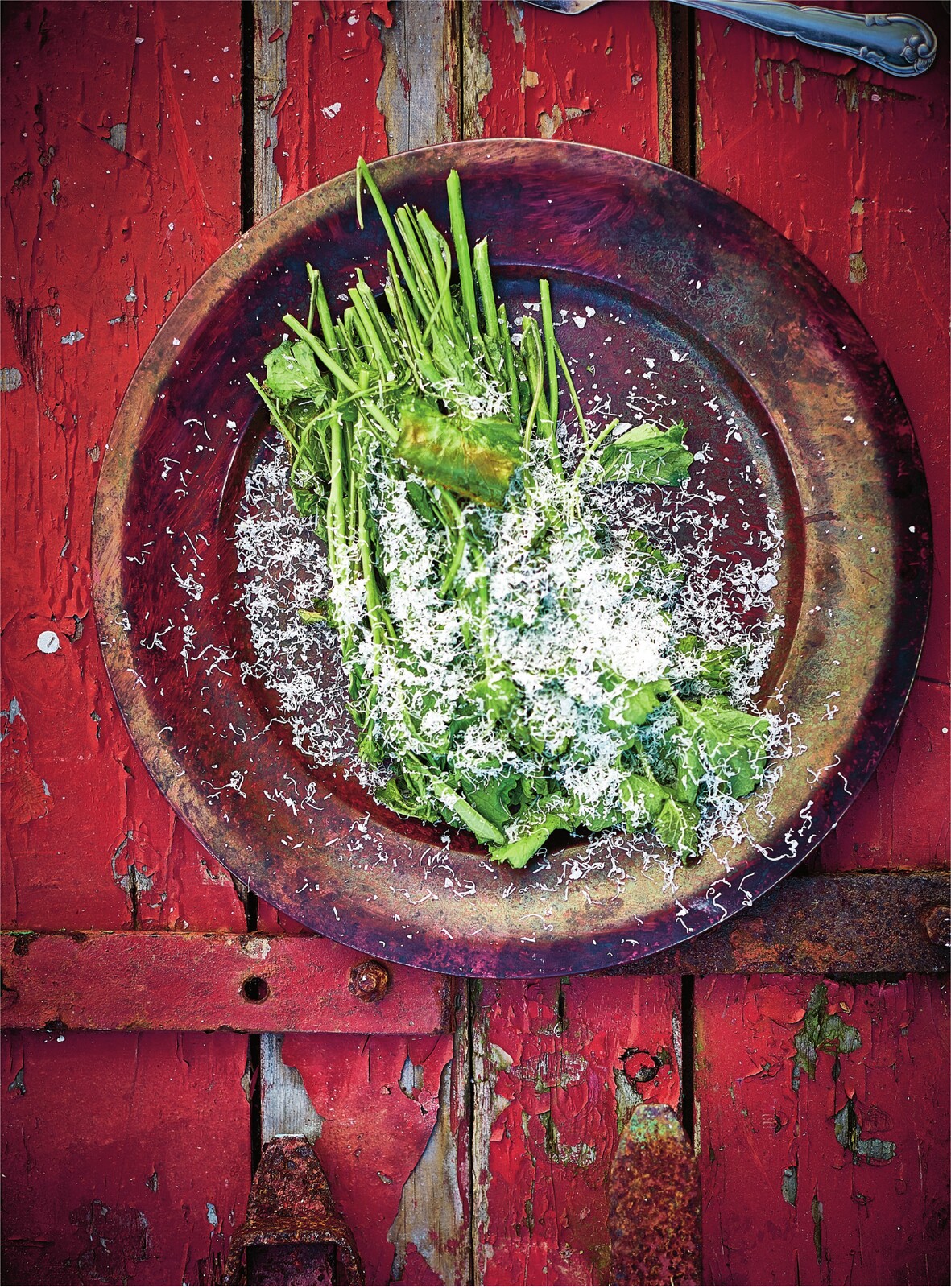 Grill-steamed garlic mustard with dry cheese